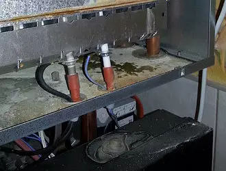 Zacieki kondensatu wewnątrz komory spalania kotła grzewczego